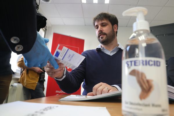 L'ensemble des bureaux de vote de Poitiers seront équipés de gel hydroalcoolique (image d'illustration).