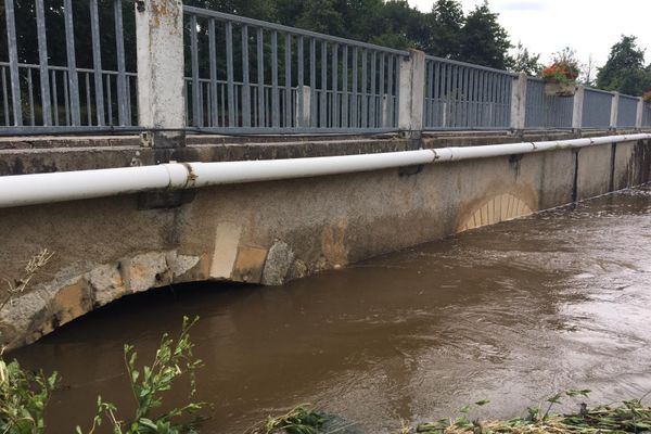 La montée des eaux visible au niveau des arches du pont de Bélâbre.