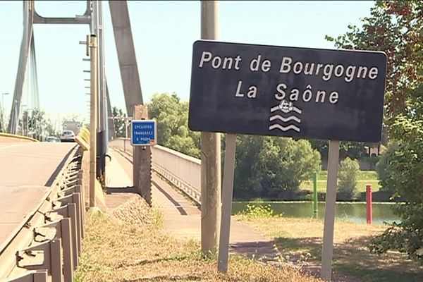 Le pont de Bourgogne a été construit entre 1990 et 1992 sur la Saône. Prévu pour durer 100 ans, il peut toujours supporter un trafic quotidien de 25 000 véhicules par jour.