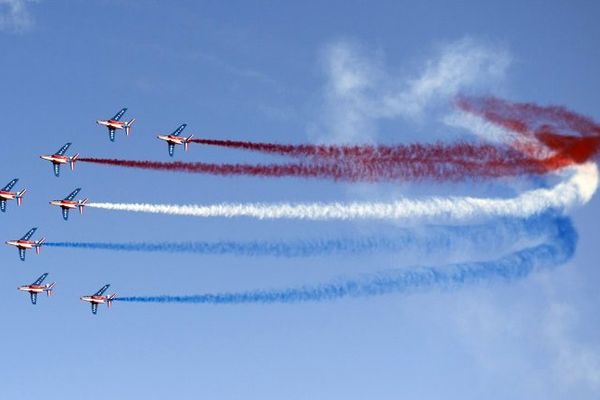 Les huit alpha jet de la patrouille de France au dessus du porte-avions Charles-de-Gaulle ce 15 août.