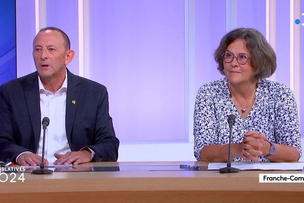 Eric Fusis, candidat du Rassemblement national et Dominique Voynet, candidate écologiste pour le Nouveau Front Populaire sont sur le plateau de France 3 Franche-Comté pour le débat concernant la 2e circonscription du Doubs lors des élections législatives.