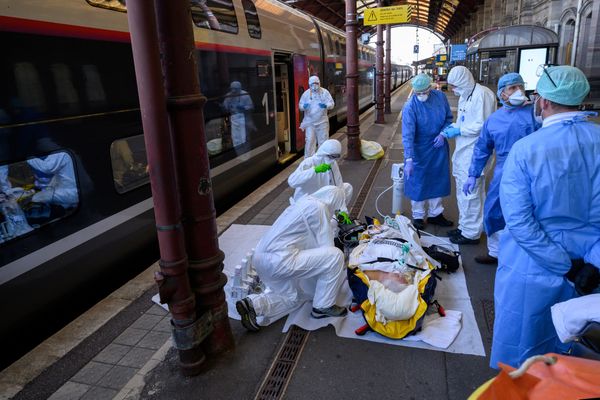 La gare de Strasbourg ce vendredi, un patient est en cours de transfert à bord du TGV médicalisé.