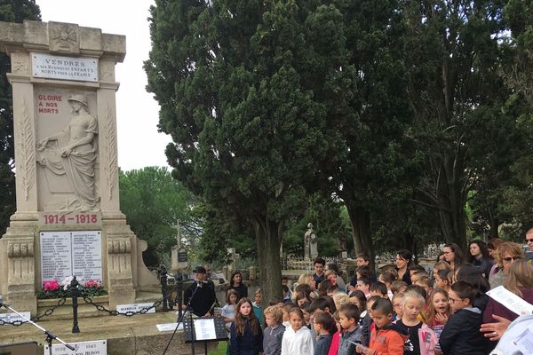 Commémoration du 11 novembre avec les enfants de la commune de Vendres dans l'Hérault. Novembre 2018.