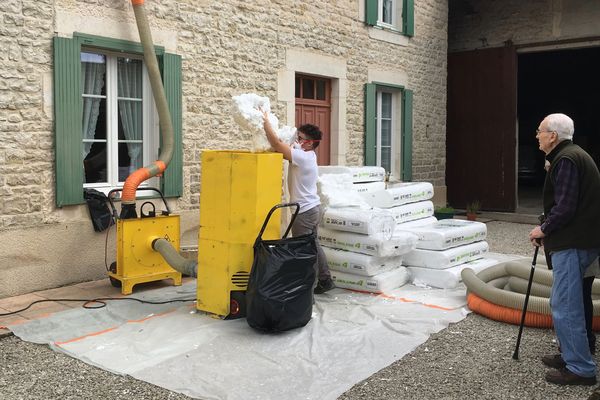 Un artisan au travail dans le cadre d'isolation de combles à un euro chez des particuliers en Haute-Marne.