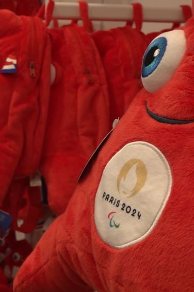 Des peluches des Phryges, les mascottes officielles de Paris 2024.