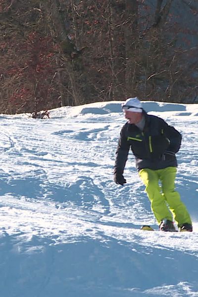 François Mourot apprend à son petit-fils à skier sur les pistes familiales.