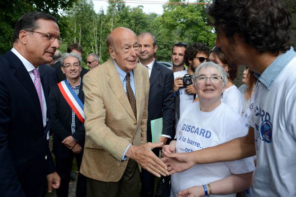 C'était le 7 septembre 2014, Valéry Giscard d'Estaing était venu à la Baroche-Gondoin, en Mayenne, à l'invitation de Yannick Favennec (à gauche).