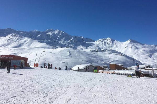 Tout au fond sur la crête, la gare d'arrivée du téléphérique Cime Caron