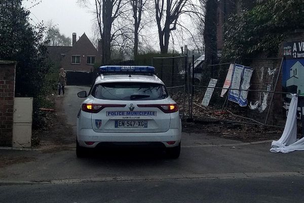 Le corps complètement calciné a été découvert tôt ce matinà l'entrée de cette allée à Wasquehal.