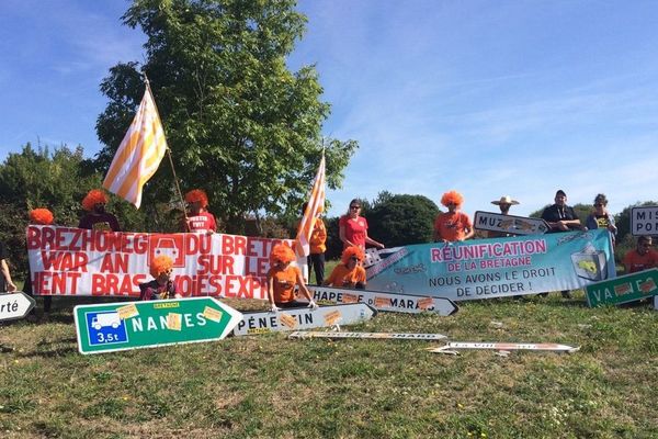 Des membres des Collectifs Aïta et 44=Breizh dénoncent l'absence de traduction bretonne sur les panneaux de signalisation à Herbignac