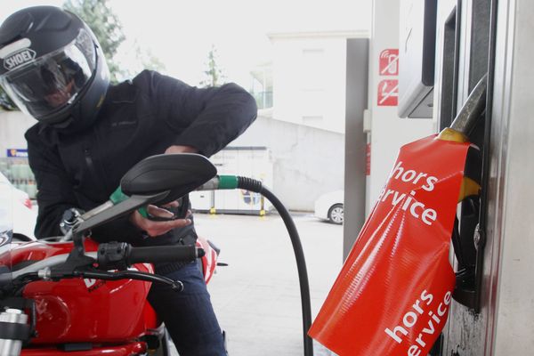 Faire le plein dans une station-service vide... Une certaine idée du bonheur.