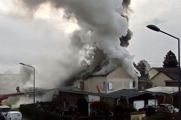 L'incendie s'est déclaré vers 9h du matin dans le quartier de la Haie Vigné (image transmise par une voisine).