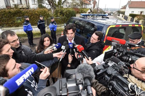 Me Schwerdorffer devant la maison des époux Daval 