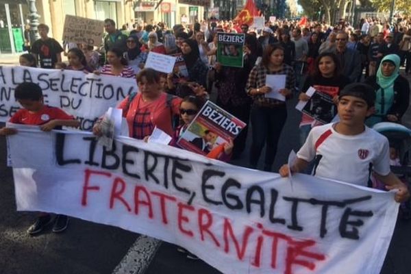 Entre 250 et 500 personnes ont défilé à Béziers pour dénoncer les propos du maire Robert Ménard. 10 octobre 2015.