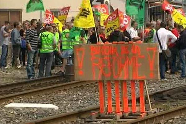 La grève des cheminots a été reconduite pour la journée du 19 juin par les syndicats CGT Cheminots et Sud-Rail.