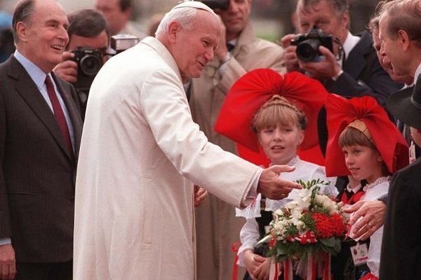 La visite de Jean-Paul II à Strasbourg en 1988, ici avec le président François Mitterrand