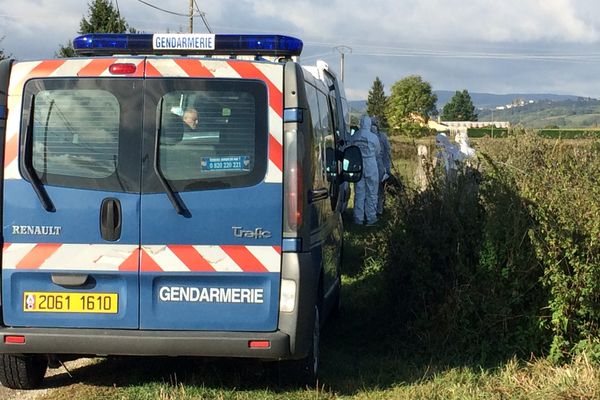 Les enquêteurs de la gendarmerie poursuivent leur travail d'enquête ce vendredi 6 octobre à Septème (38), où le cadavre a été déterré.