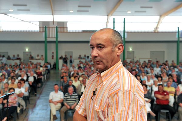 Loïc Sécher le 01 juillet 2011 à Belligné en Loire-Atlantique, avec les membres de son comité de soutien, il venait d'être acquitté par la cour d'assises de Paris à l'issue de son procès en révision