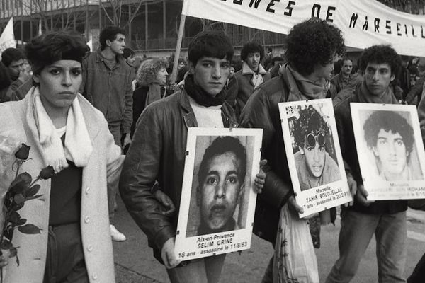 À Paris, le 3 décembre 1983, la grande marche pour l'égalité des droits et contre le racisme marque le début de la prise de conscience du climat de violence subi par les jeunes issus de l'immigration.