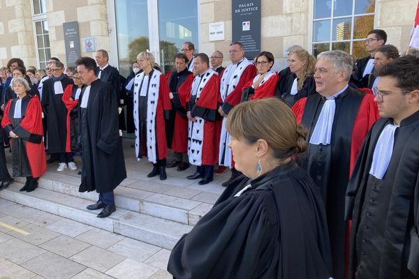 Devant le tribunal judiciaire de Poitiers, une soixantaine de magistrats, greffiers et avocats se sont rassemblés mardi 22 novembre.