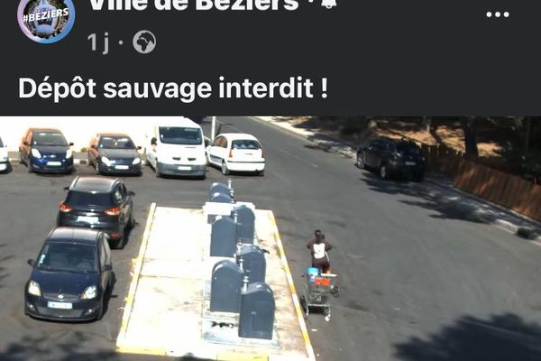 Exaspéré par les concitoyens qui jettent leurs ordures à coté des poubelles, le maire de Béziers a déployé de petites caméras nomades   dans la ville pour filmer les contrevants à leur insu. (Capture écran Facebook).