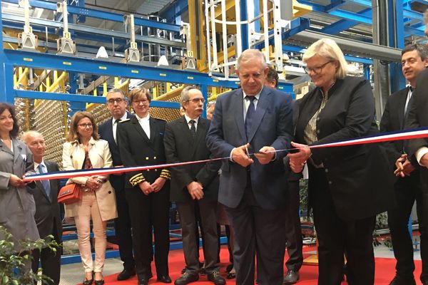 De retour dans sa terre d'élection, le ministre de la Cohésion des territoires Jacques Mézard était ce matin en visite à l'usine Qualipac, pour inaugurer la nouvelle ligne de production de packaging de produits de luxe, un groupe industriel en développement économique, malgré la distance avec les métropoles.