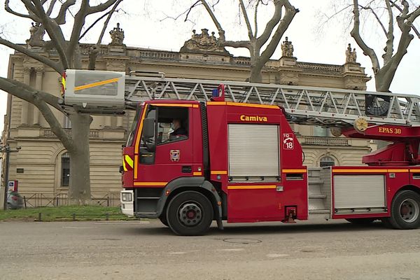 Les pompiers devant le musée Fabre à Montpellier : pas de panique ! Ils sont en stage pour apprendre à sauver ses plus précieux tableaux en cas de sinistre.  