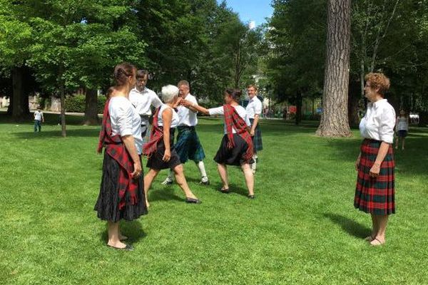 Une compagnie de danse écossaise dans les jardins de l'Europe pour fêter les 60 ans du jumelage d'Annecy avec Cheltenham