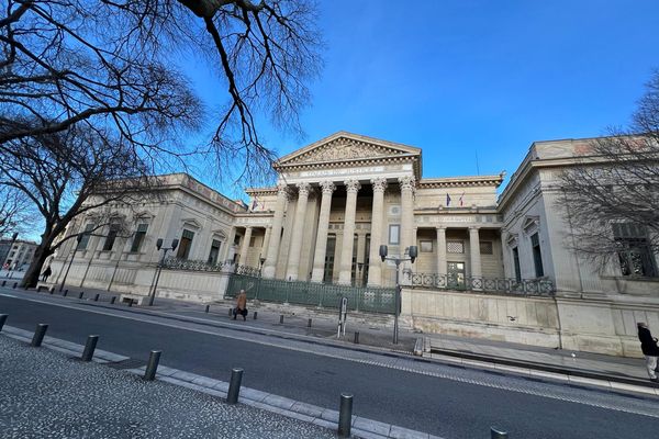 14 personnes de 20 à 30 ans comparaissent devant le tribunal judiciaire de Nîmes pour une série de tirs pour le contrôle d'un point de deal dans un quartier de Nîmes gangrené par le trafic de drogue. Le procès se poursuit jusqu'au 22 octobre.