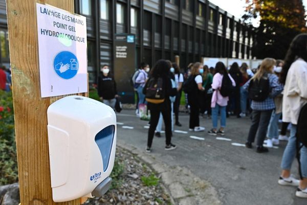 Photo d'illustration. Un distributeur de gel hydroalcoolique dans la cour d'un lycée. 