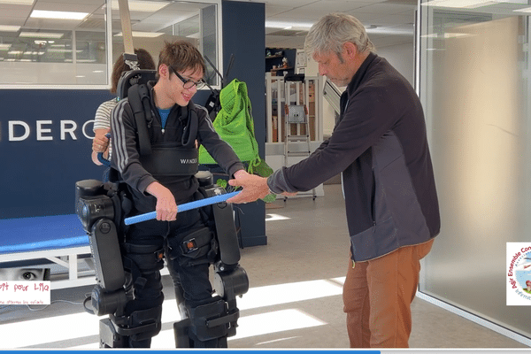 Séance d'exosquelette pour Valentin dans les locaux de l'entreprise parisienne Wandercraft