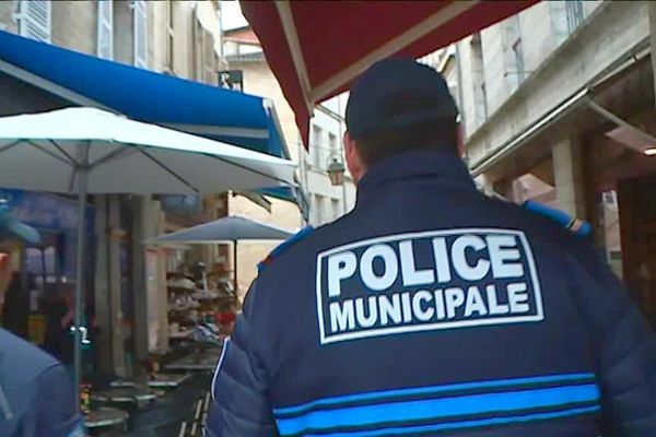 La police municipale de Périgueux chargée de faire respecter l'arrêt anti-mendicité dans les rues de l'hypercentre cet été