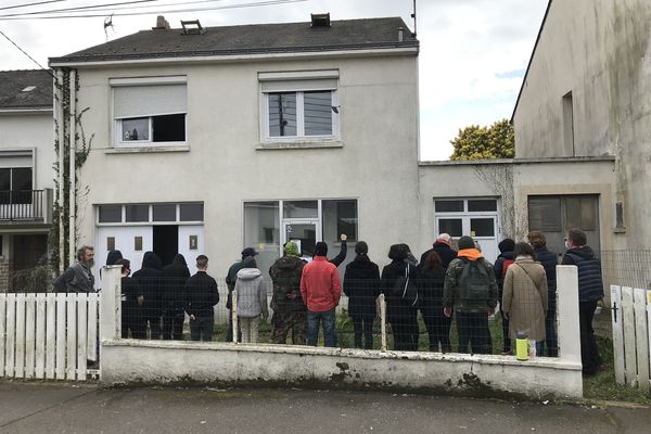 Le collectif Urgence Sociale - Plus jamais sans Toit, réunissant une vingtaine d'associations, a pris possession de deux maisons vides aux 107 et 109 boulevard Jean de Nayman, à Saint-Nazaire