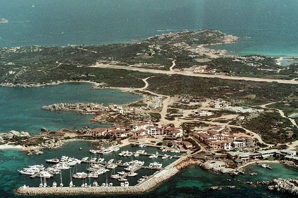 L'île de Cavallo surnommée "l'île des milliardaires" de l'archipel des Lavezzi, le 8 février 2002.