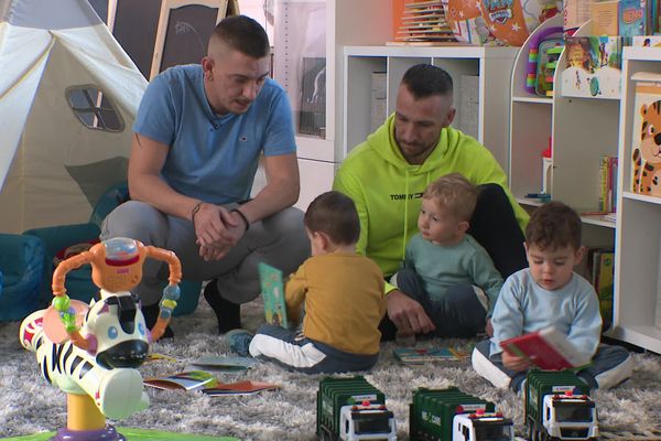 La "petite" famille au complet. Rémy et Kévin sont papas de trois enfants.