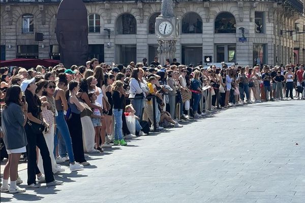 L'artiste canadien The Weeknd se produit au stade Matmut Atlantique. 42 000 personnes sont attendues, et certains fans n'ont d'ailleurs pas attendu la scène pour tenter d'apercevoir le chanteur.