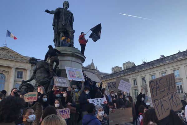 Les manifestants ont fait étape place Royale, escaladant la statue de Louis XV, à Reims, samedi 28 novembre 2020. Pour dénoncer le projet de loi "sécurité globale". 