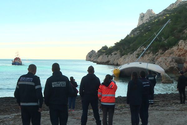 Pendant près de cinq heures, les services de l'État ont tenté à plusieurs reprises de relever une épave de bateau dans la calanque de Sormiou, à Marseille, sans succès.