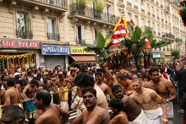 Pendant 4 heures, le défilé parcourra les rues du XVIIIème arrondissement en l'honneur du dieu Ganesh.