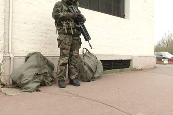 Des militaires ont pris position devant la synagogue d'Amiens, lundi 12 janvier.