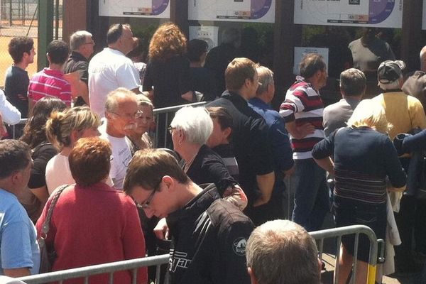 File d'attente cet après-midi devant les guichets du CABCL