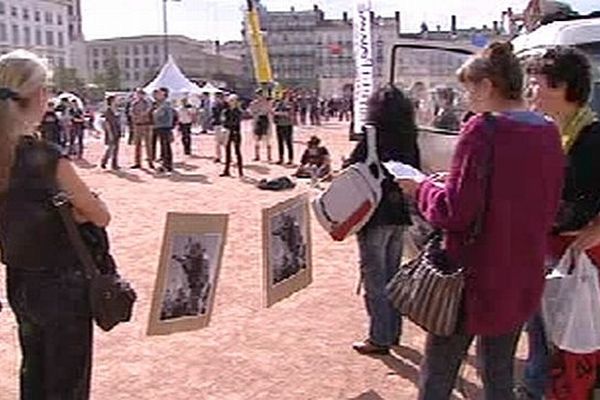 Rassemblement de membres du collectif. Samedi 20 octobre 2012 Place Bellecour à Lyon