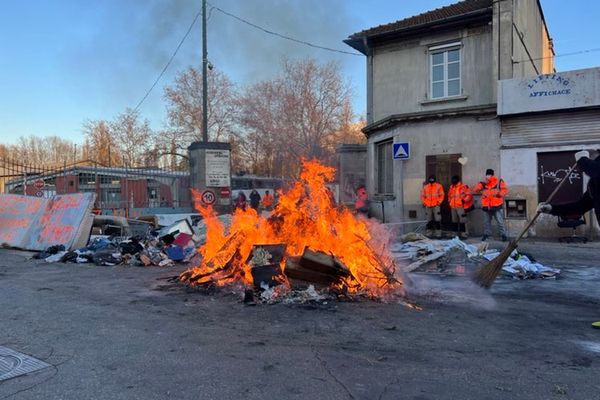 Un piquet de grève avait été mis en place à la déchetterie Jacquart de Grenoble.