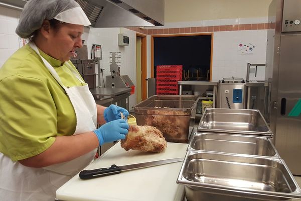 Elodie Beaufils, la chef des cuisines du collège Françoise Dolto, favorise le "fait maison"