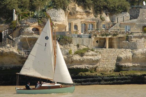 Meschers, en Charente-Maritime, avec ses maisons creusées dans la falaise.