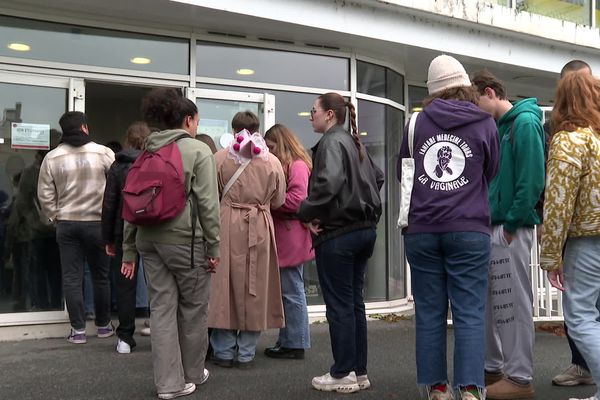 Des étudiants de la Faculté de médecine de Tours attendent à l'extérieur avant de rentrer en cours.