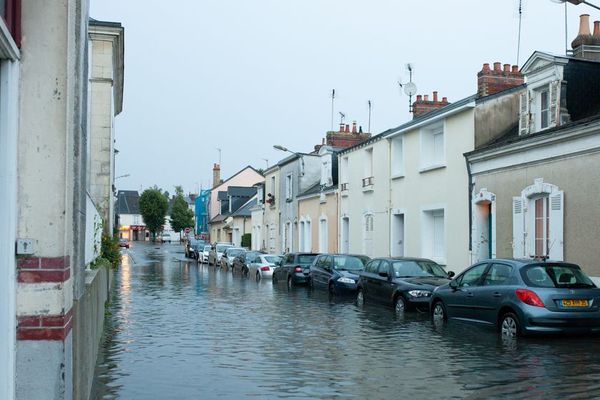 Pluies importantes lundi soir, proche de la place de la Boussinière au Mans.
Photo: Amélie Leray. 