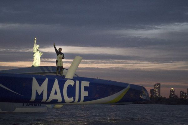 François Gabart devant la statue de la Liberté à New-York