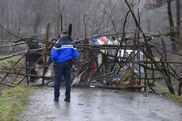 Une barricade installée par les anti-barrage