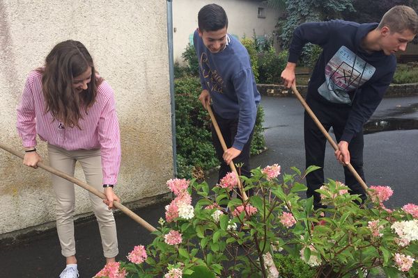 Entretien des espaces verts pour ces trois jeunes bénéficiaires du dispositif. 